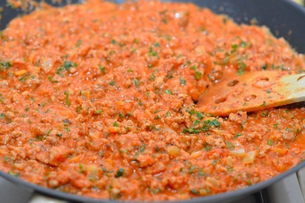 Соус Болоньезе.Ингредиенты:Мясной фарш — 500 гТоматный соус — 500 млТоматная паста — 2 ст.л.Петрушка ...