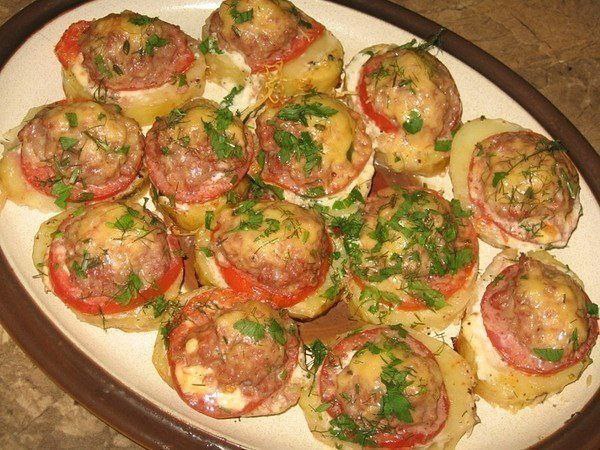 Картофель, запеченный с мясом и помидорами.Приготовим:Картофель – 5 крупных картофелинПомидоры – ...