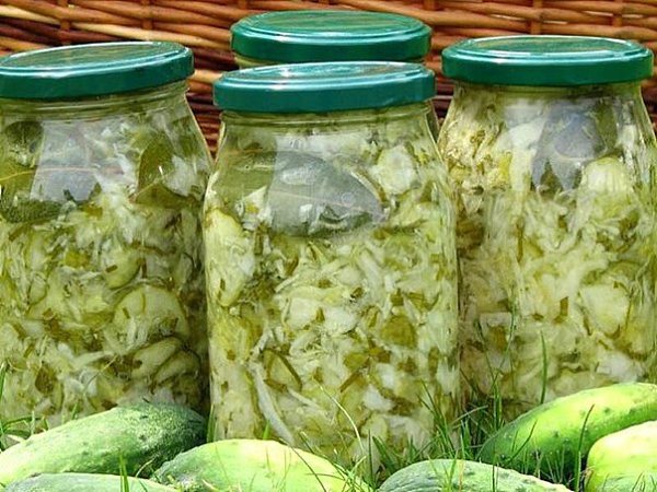 Салат из молодой капусты с огурцами и луком.Для салата из молодой капусты с огурцами и луком ...