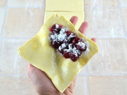 Слойки из готового слоеного теста с начинкой из замороженной вишни.Ингредиенты (получается 12 слоек ... - 4