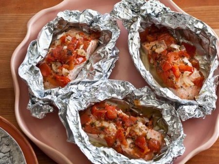 Лосось, запеченный в фольге.ИнгредиентыФиле лосося - 4 куска по 150 г.Масло оливковое - 2 ...