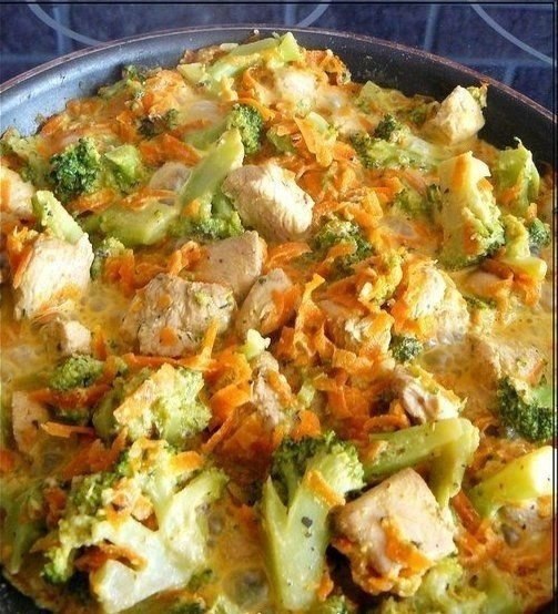 Курица с брокколи и морковью, тушеная в сливках.Калорийность на 100 гр готового блюда - 85 ккалЭто ...