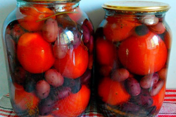 КОНСЕРВИРУЕМ ПОМИДОРЫ С ВИНОГРАДОМ.Как раз ещё успеваем закатать такие вкусные помидоры с ...