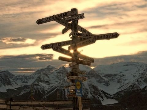 Учимся спрашивать направление по-английски: Где находится … ? Where is … ? Это далеко? Is it far? ...