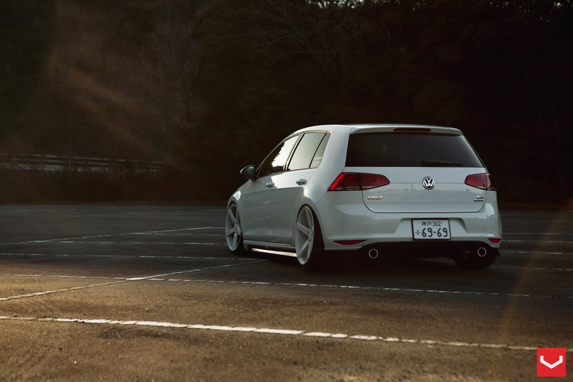 Volkswagen Golf. - 7