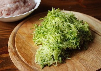 КАБАЧКОВО-КУРИНЫЕ КОТЛЕТЫ.Ингредиенты:600-700 г куриного фарша1 маленький кабачок1 небольшая ... - 3