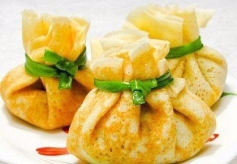 Блинные мешочки с курицей.Ингредиенты:три стакана молокадва стакана мукидва яйцасливки50 граммов ...