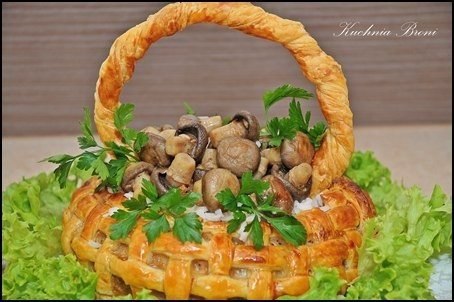 Корзина из слоеного теста с мясом, рисом и грибами.Ингредиенты:- 600 гр фарша- 2 яйца- 2-3 столовых ...