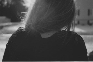 Как жаль, что память не убить. Она одна нам жизнь калечит. Как больно помнить всё и жить. С нелепой ...