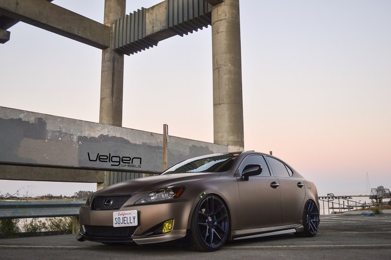 Lexus IS.