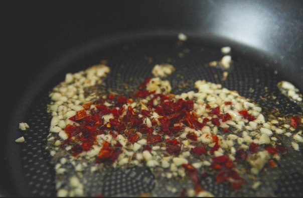 Острая томатная паста.Ингредиенты:- спагетти 500 г.- помидоры 7-10 шт.- лук 2 шт.- сухой базилик ? ... - 2