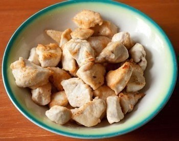 Пеппероната с курицей.Ингредиенты:филе куриной грудки - 500 гмука - 1 ст. л.соль и перец по вкусулук ... - 2