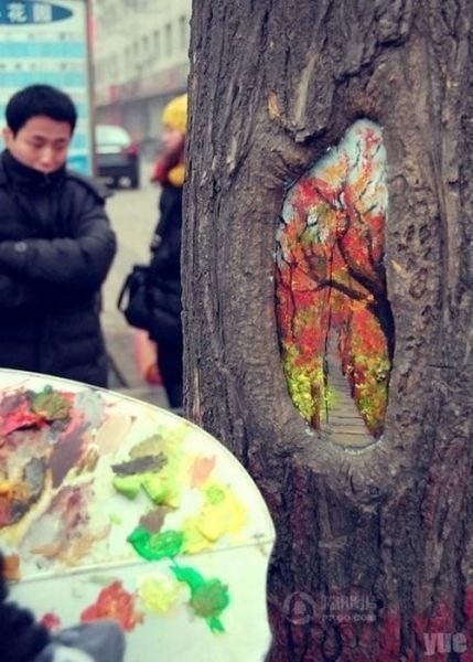 23-летняя студентка искусства, Ван Юэ, использует отверстия на стволах деревьев, как холст для её ... - 8