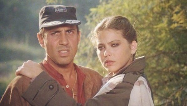- Любимая, да я ради тебя что угодно: сквозь бурю и ураган! Горы сверну! В общем, жди - приеду ...