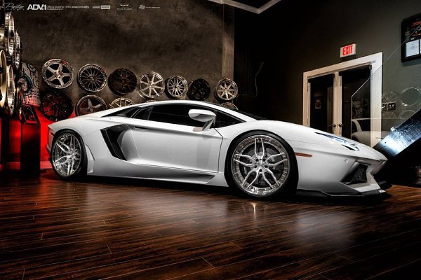 Lamborghini Aventador LP700-4.