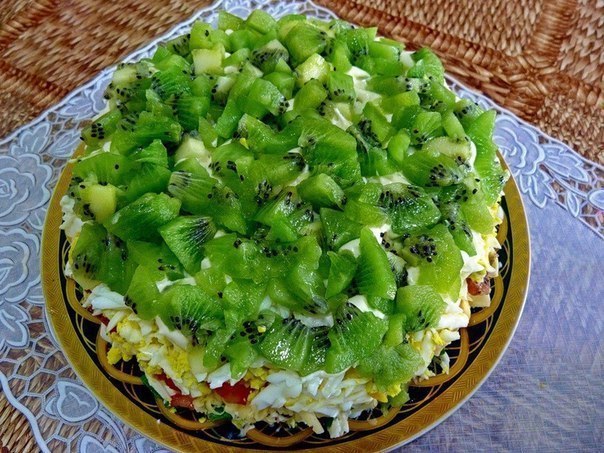 Салат "Изумрудная россыпь" Ингредиенты: Куриное мясо - 400 г. Лук репчатый - 1 шт. Сыр - ...