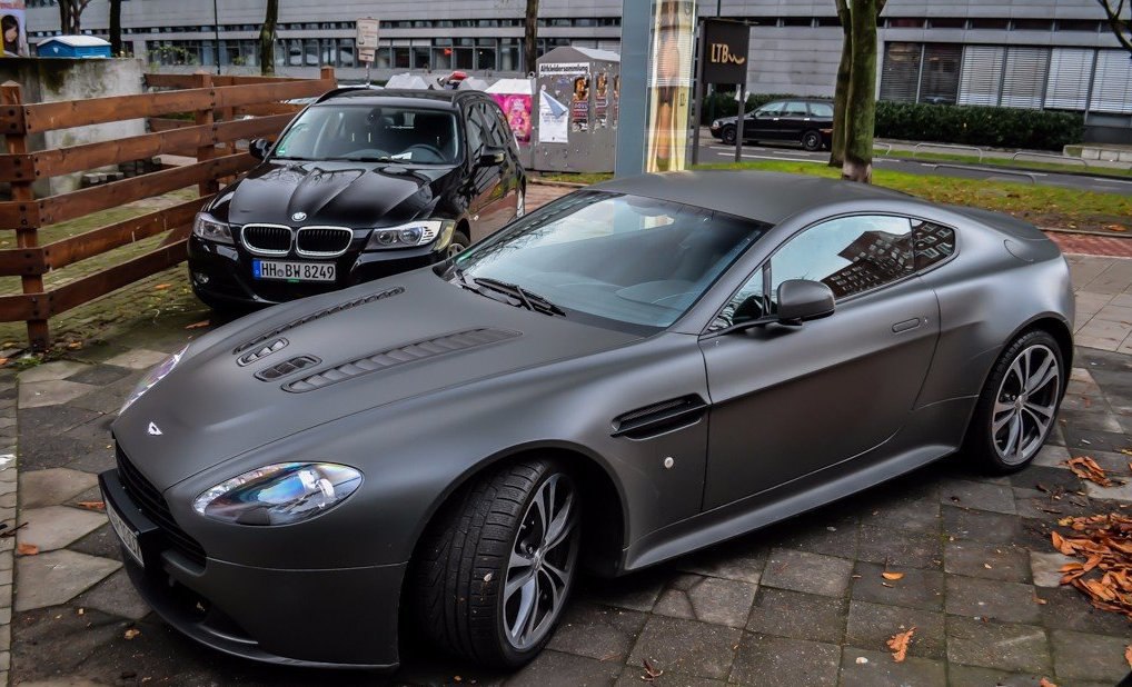 Aston Martin V12 Vantage