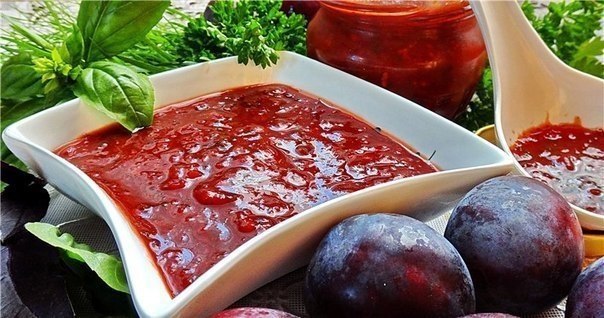 Аджика из сливы.Ингредиенты2 кг сливы 200 г чеснока (5-6 головок среднего размера) 2-3 стручка ...
