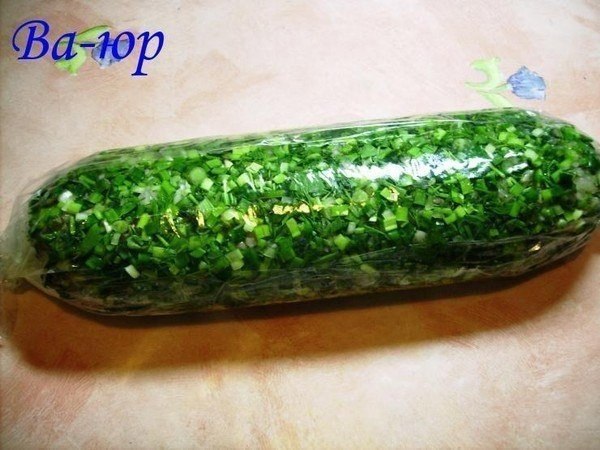 Вкуснейший рулет с сельдью.Ингредиенты:луксельдь2-3 маринованных огурцасливочное маслояйцапищевая ... - 4