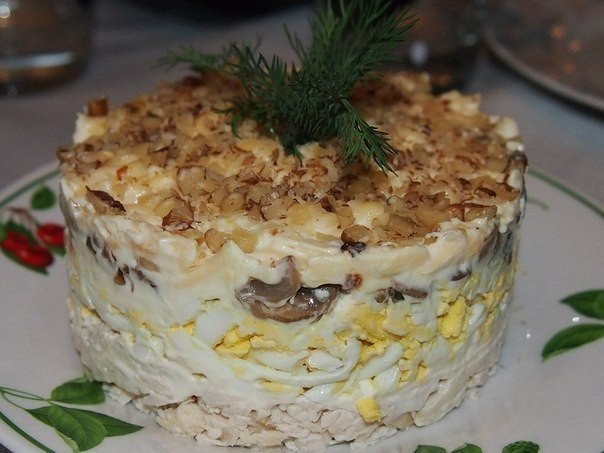 Салат с курицей , грибами и грецким орехом!!!! Ингредиенты: Филе куриное - 150 г Яйца - 2 шт Грибы - ...