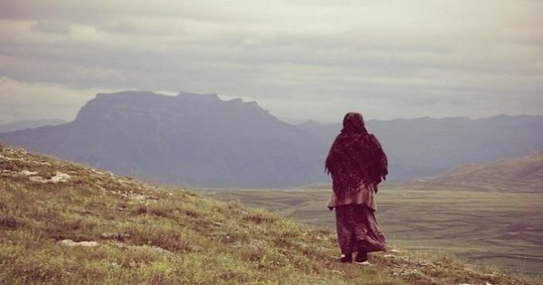 Любите Маму, пока она смеётся… И теплотой горят её глаза… И голос её в душу вашу льётся… Святой ...