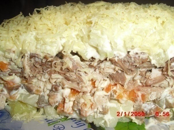 Салат с мясом и грибами.Ингредиенты:Все ингредиенты в равных пропорциях.картофель варёныйгрибы ...
