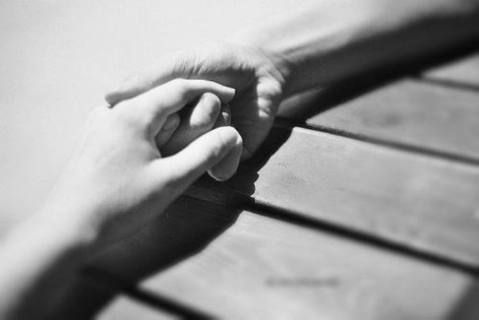 Они рядом сидели, обнявшись любя. Она тихо спросила: «Что я для тебя?» Немножко подумав, с мечтами в ...