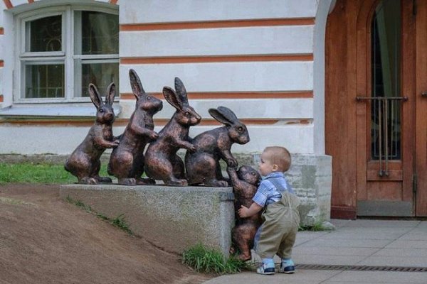 Дети, которые точно знают, как фотографироваться с памятниками :) У них стоит поучиться взрослым!