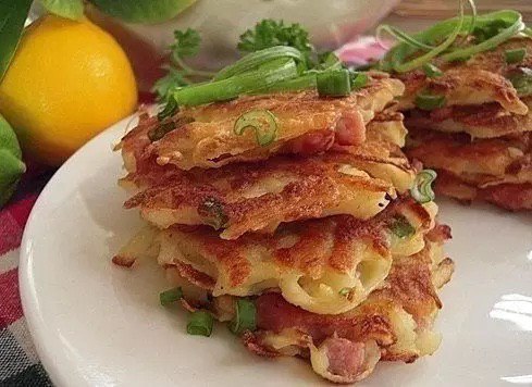 Картофельные драники с колбасой.Ингредиенты:картофель - 10 шт.колбаса вареная - 250 глук репчатый - ...