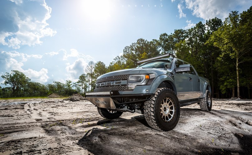 Ford F-150 SVT Raptor.