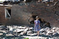 12.07.15. Фото от ополчения. "Девочка на пепелище своего дома после украиснкого обстрела в ...