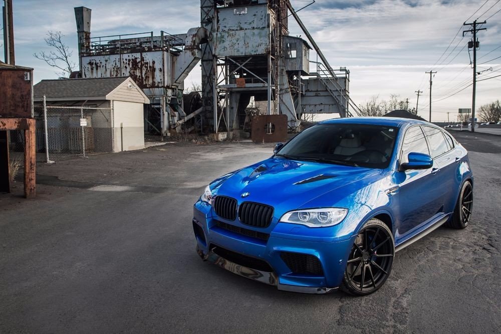 Bmw e71. BMW x6m e71. BMW x6m e71 голубой. BMW x6m Tuning. БМВ x6m тюнинговая.