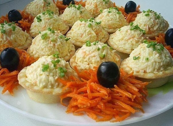 Закуска.Ингредиенты:плавленые сыркиморковьмаслиныготовые тарталеткичеснокчерный ...