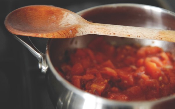 Острая томатная паста.Ингредиенты:- спагетти 500 г.- помидоры 7-10 шт.- лук 2 шт.- сухой базилик ? ...