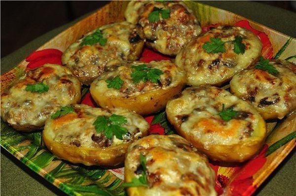 Лодочки из картошки в мундире.Продукты:8 крупных картофелин200 гр.ветчины150 гр.твердого сырастакан ...
