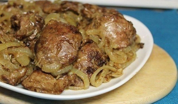Куриная печень с луком.Ингредиенты:Печень куриная — 500 г Лук репчатый — 300 г (2 шт.)Масло ...