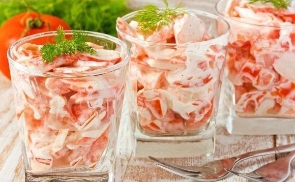 Очень легкий, быстрый и вкусный «Салат с крабовыми палочками, помидорами и ...