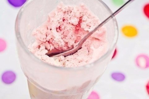 Худеющее мороженое.Нежирный творог – 150 гр.,1% Кефир – 150 гр.,клубника(мороженая) – 130 гр.,Изюм – ...