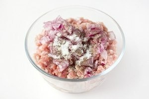Яичные рулетики с мясной начинкой - отличный завтрак! Ингредиенты: Яйца куриные 7 шт. Свиной фарш ... - 5