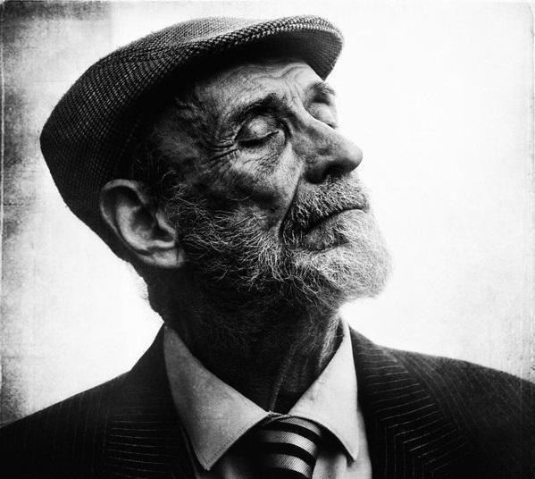 ПОЛЕЗНАЯ ПРИТЧА.Жил-был прораб. Всю жизнь он строил дома, но стал стар и решил уйти на пенсию.- Я ...