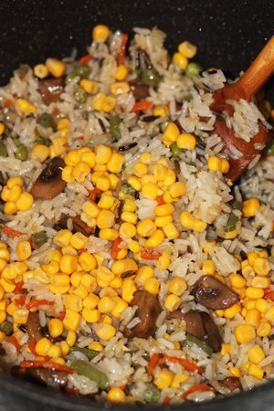 Невероятно вкусный рис с овощами и грибами. Состав: - 300 г пропаренного риса с диким - 1 морковь - ... - 9