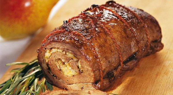 Рулет из говядины с грушами и сыром.ИНГРЕДИЕНТЫ800 г говяжьей вырезки1 пучок любой зелени1 средняя ...