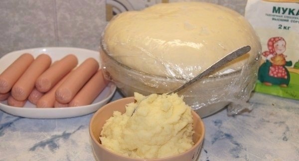 Сосиска с картофелем в тесте.Ингредиенты:Тесто дрожжевое – 500 гСосиски – 10 шт.Картофельное пюре – ... - 2