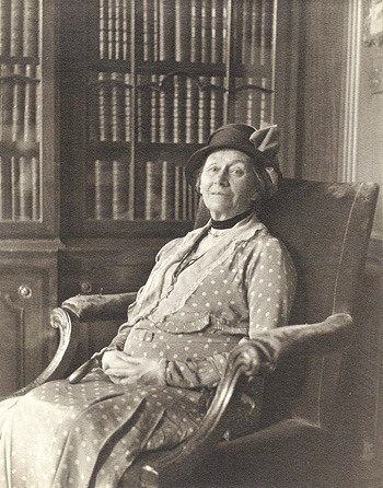 На фото обычная английская старушка. Ей 80 лет. Двое её сыновей погибли в Первой мировой и ...