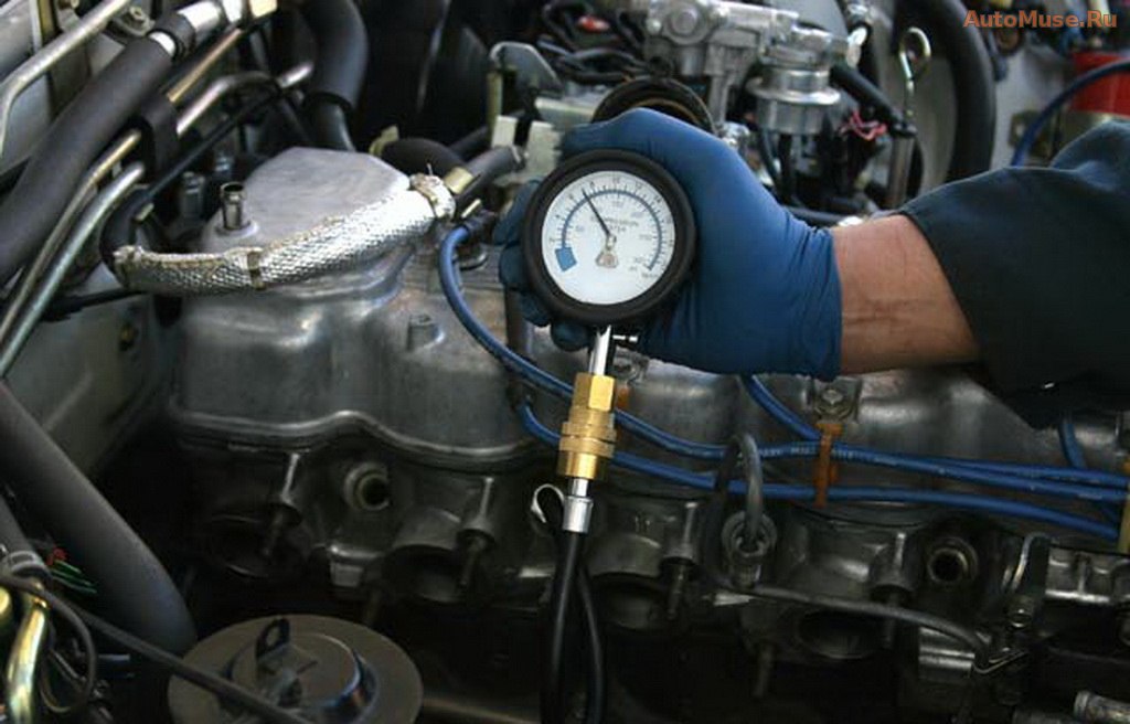 Масло менять на холодную или горячую. Измерение компрессии в цилиндрах дизельного двигателя д-240. Замер давления масла ВАЗ 2112. Измеритель давления сжатия дизельного двигателя. Замер компрессии Скания 5.
