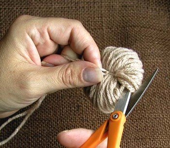Необычный коврик из помпонов.Помпоны из ниток используют для украшения зимних шапок, шарфиков и ... - 6