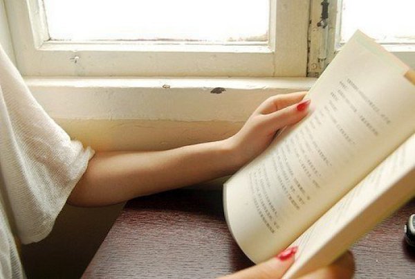 Книги – это корабли мысли, странствующие по волнам времени и бережно несущие свой драгоценный груз ...