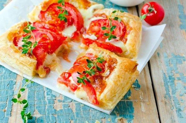 Тарт с помидорами и сыром — отличная закуска! Ингредиенты: Слоеное тесто — 1 пласт Помидор (крупный) ...
