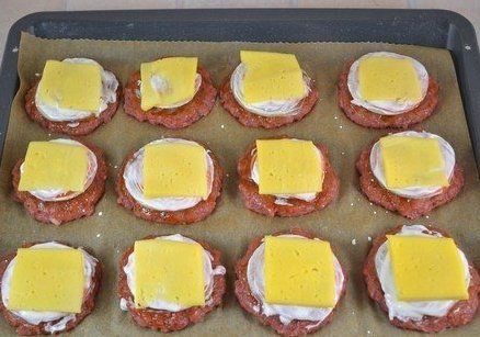 Котлеты в духовке с овощами и сыром. Ингредиенты: - 500 г говядины (можно свинины или готового ... - 5