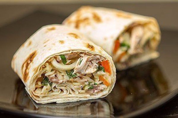 Домашняя шаурма.Ингредиенты:Куриная грудка (или другое мясо) - 1 шт.Капуста - 1/2 вилкаОгурцы - 2 ...